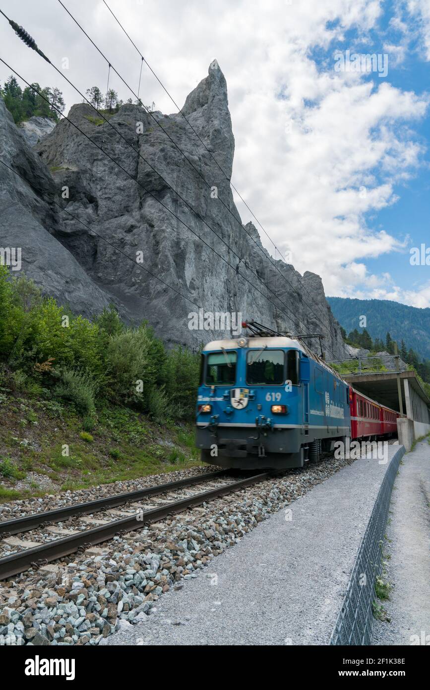 Die rätische Eisenbahn am Rheinufer Fluss in der Ruinaulta Schlucht Stockfoto