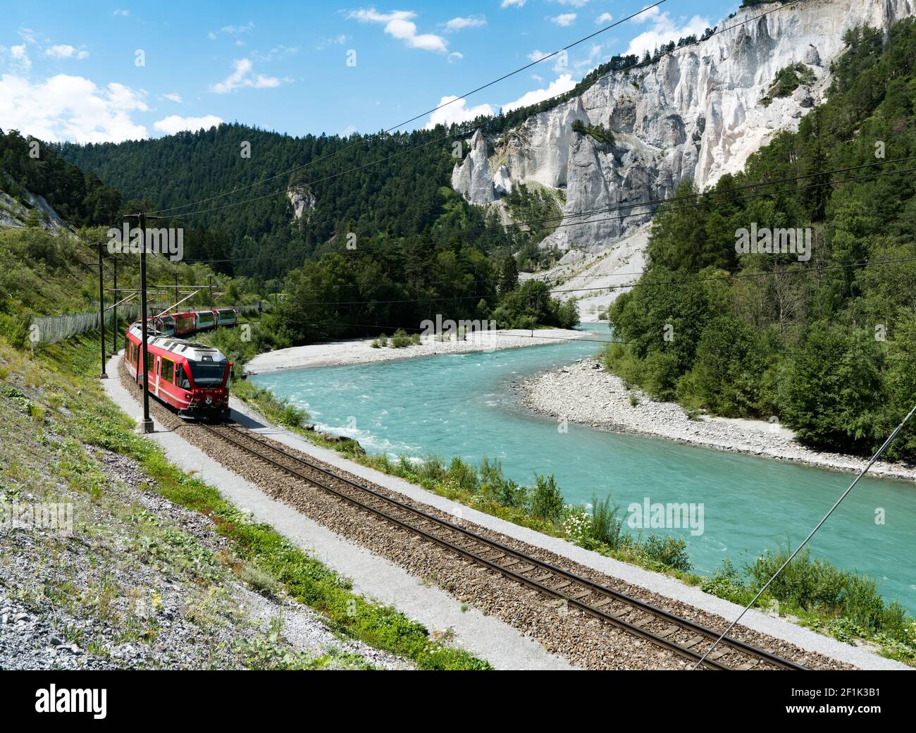 Die rätische Eisenbahn am Rheinufer Fluss in der Ruinaulta Schlucht Stockfoto