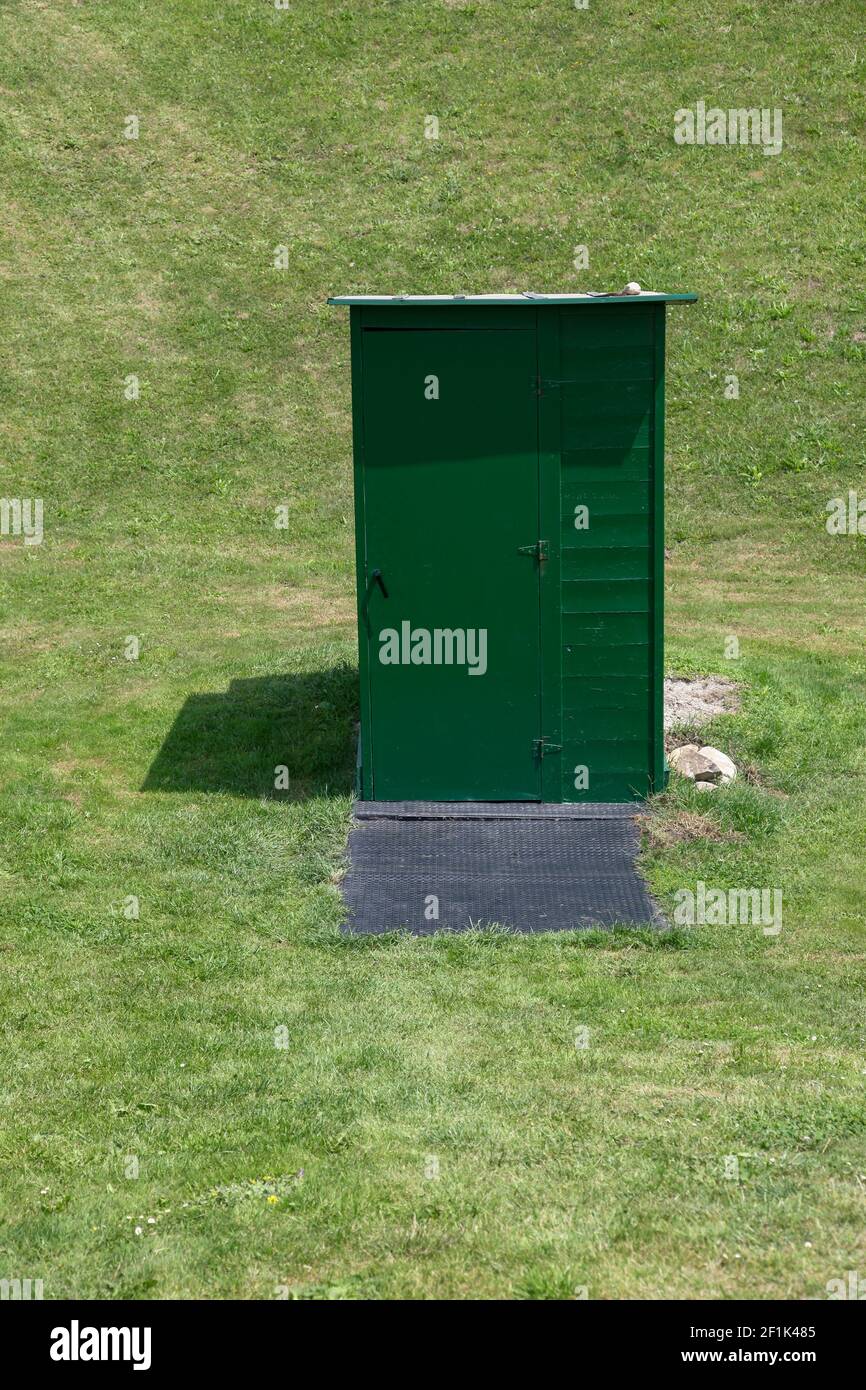 Toilette auf einer grünen Wiese Stockfoto