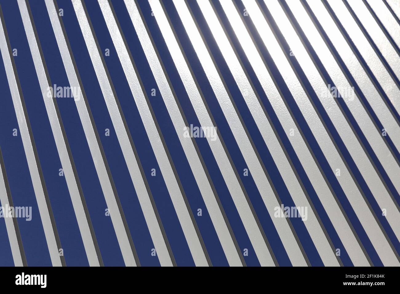 Muster der Treppengeländer an einem blauen Himmel Stockfoto