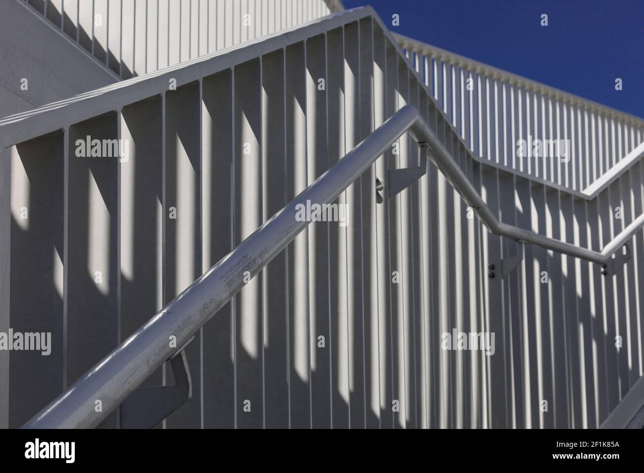 Muster der Treppengeländer an einem blauen Himmel Stockfoto