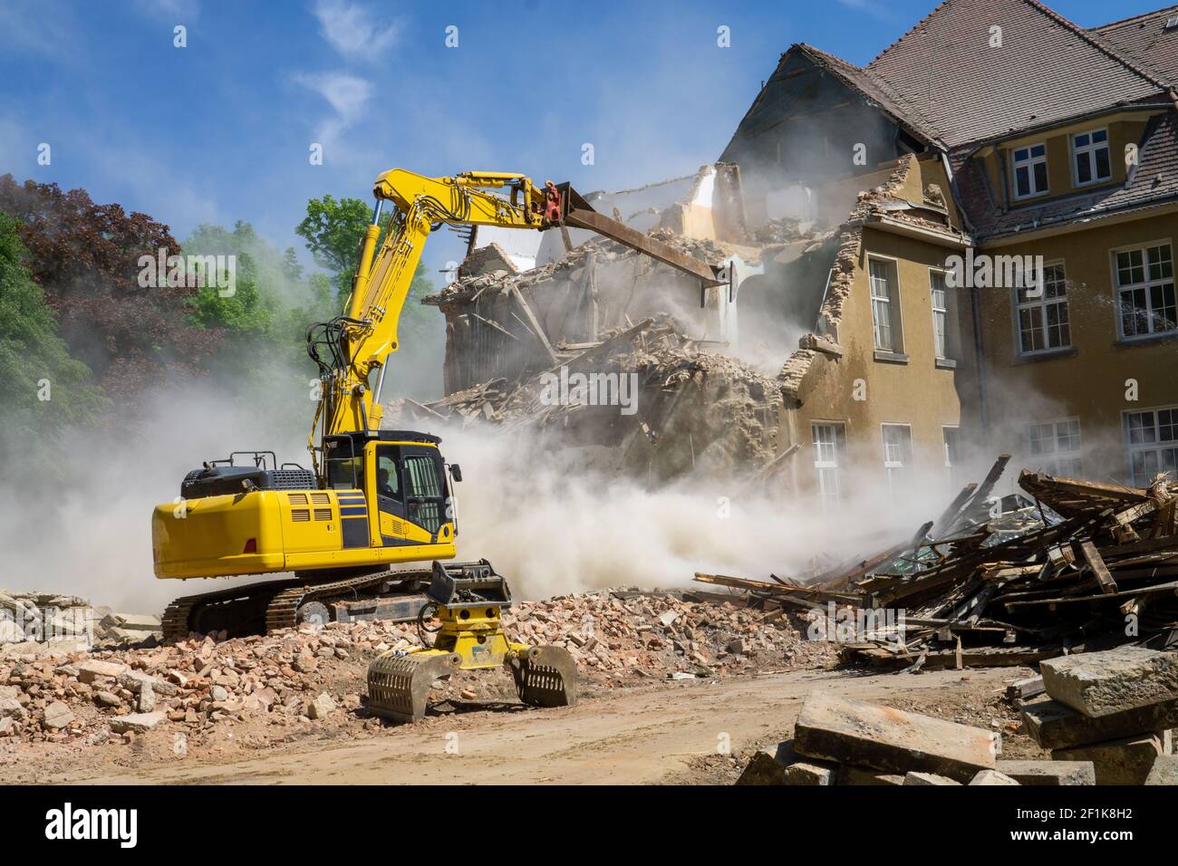 Baustelle Bagger gelb Abriss Haus für den Wiederaufbau Stockfoto