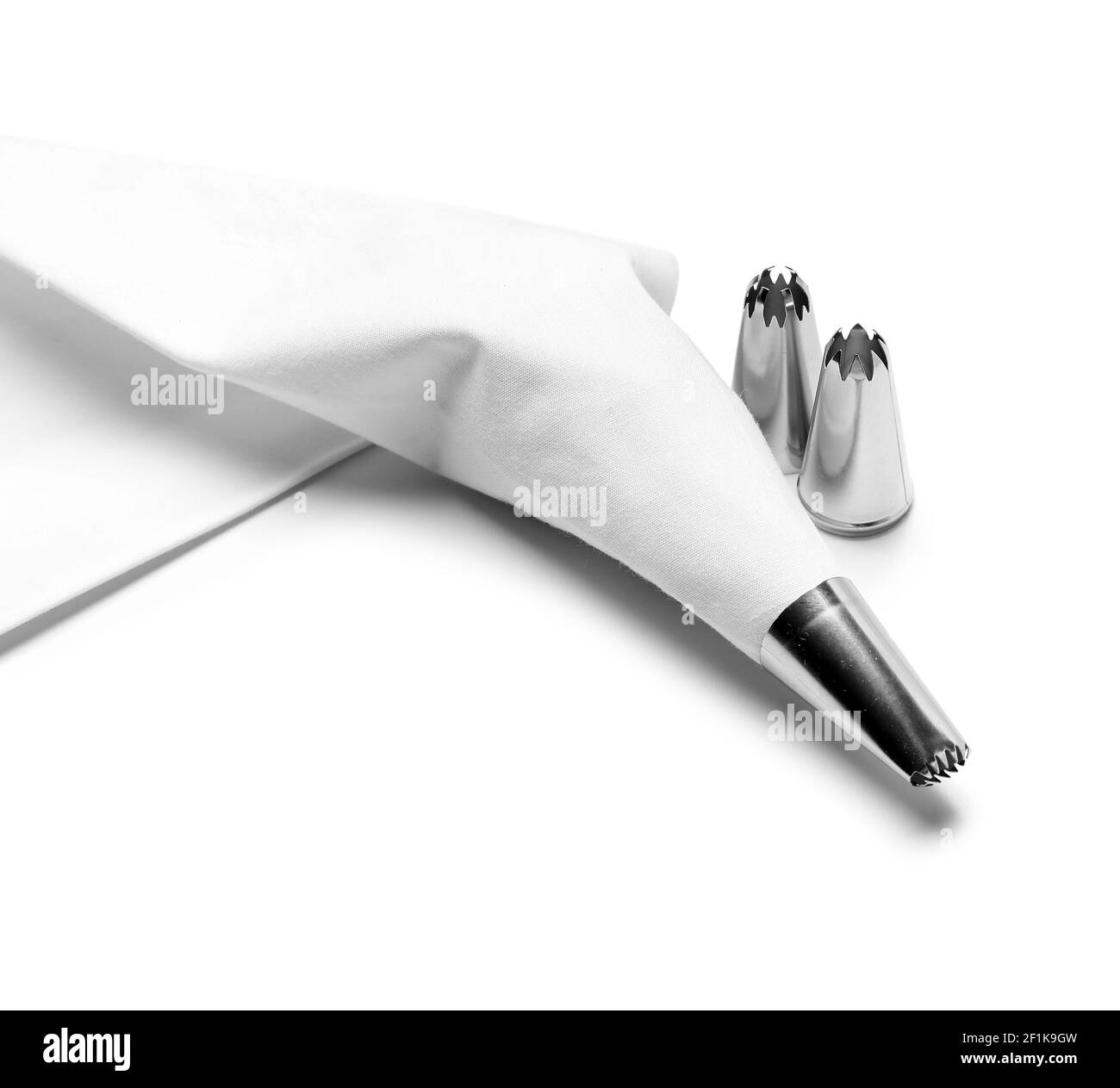 Gebäckbeutel und verschiedene Tipps auf weißem Hintergrund Stockfoto