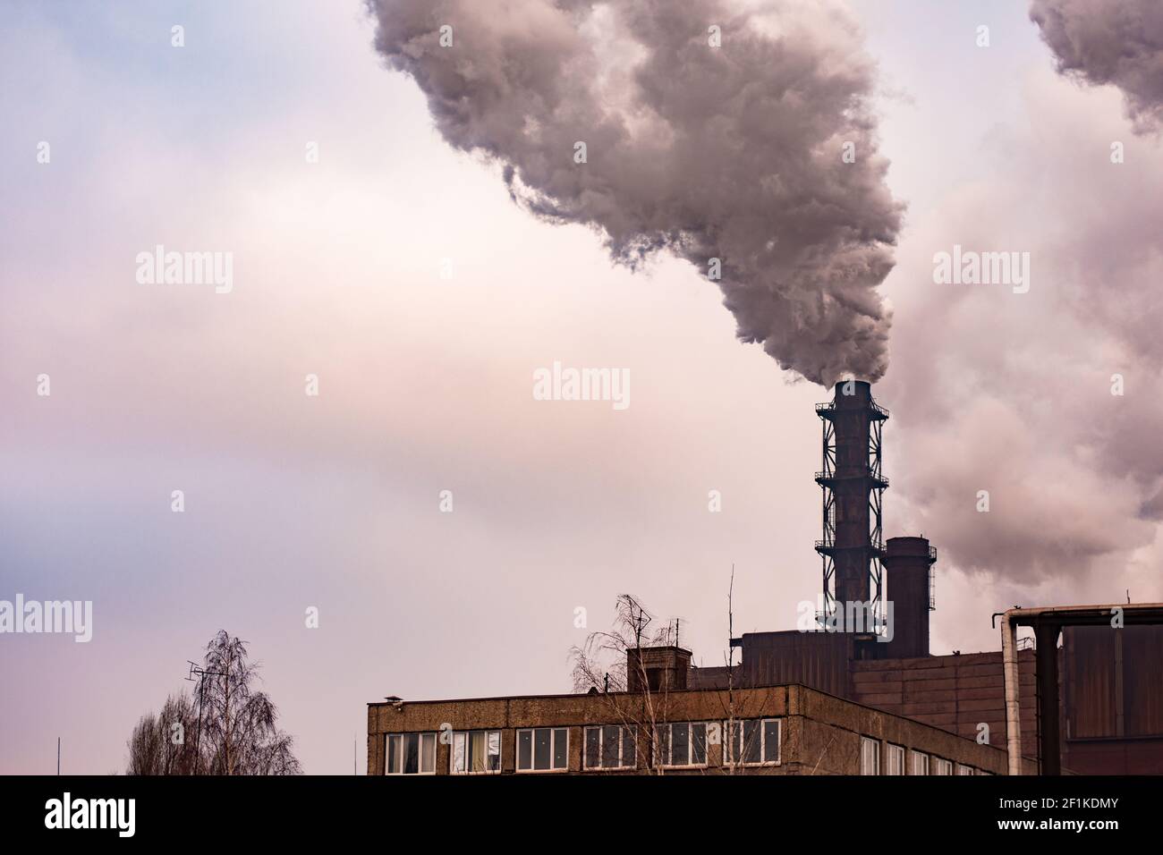 Rauchwolken aus den Rohren der metallurgischen Anlage. Stockfoto