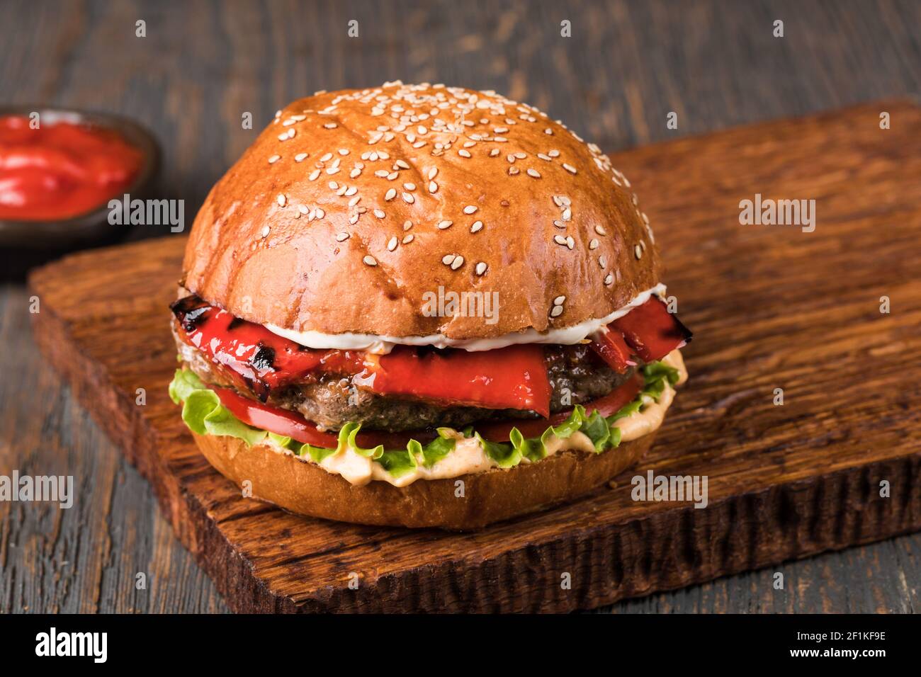 Burger auf einem Holzbrett Stockfoto