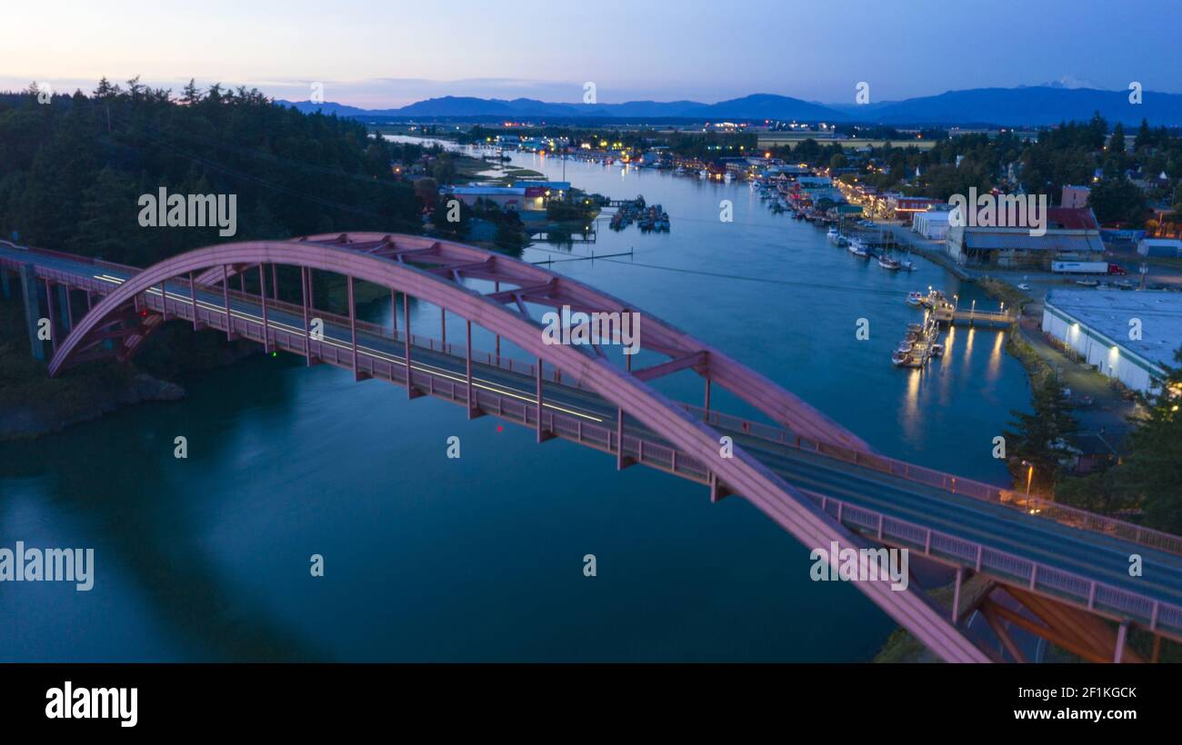 Am späten Nachmittag ist das Wasser von La Conner Washington von Sonnenlicht durchflutet Stockfoto