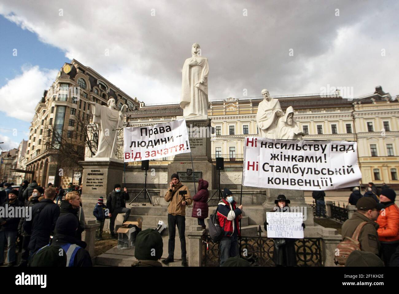 KIEW, UKRAINE - 8. MÄRZ 2021 - AktivistInnen treffen sich auf dem Mykhailivska-Platz am Denkmal der heiligen Olga von Kiew vor dem Marsch der Frauen 2021 Stockfoto