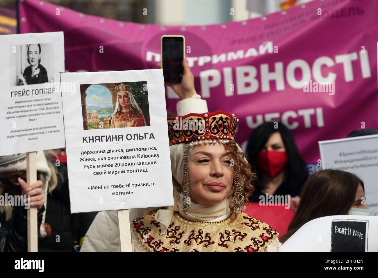 KIEW, UKRAINE - 8. MÄRZ 2021 - eine Aktivistin als Heilige Olga von Kiew gekleidet, eine Regentin von Kiew Rus, nimmt am Marsch der Frauen 2021 auf International wo Teil Stockfoto