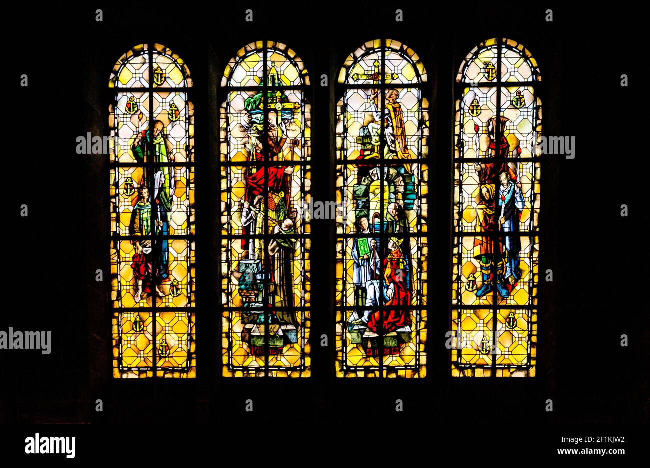 Saint-Malo, Bretagne / Frankreich - 19. August 2019: Detailansicht der Buntglasfenster in der Kathedrale Stockfoto