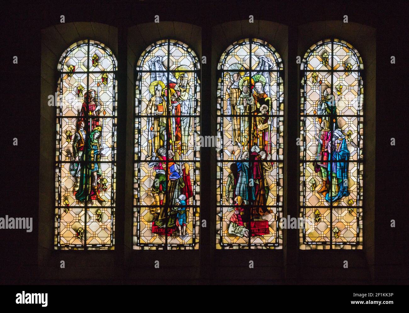Saint-Malo, Bretagne / Frankreich - 19. August 2019: Detailansicht der Buntglasfenster in der Kathedrale Stockfoto