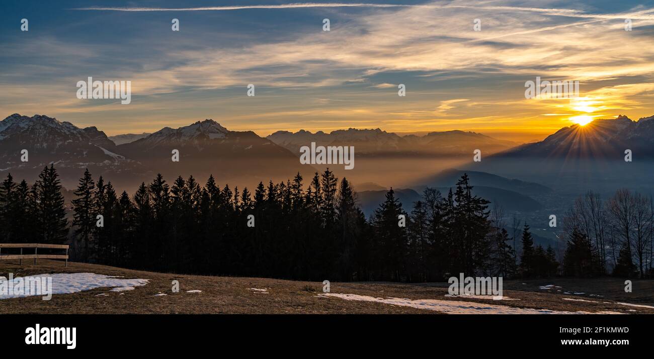 Toller Sonnenuntergang über dem Alpsteinmassiv. Sonnenuntergang über dem Rheintal. Bodennebel liegt auf der Stadt Feldkirch und Schleier Wolken, farbigen Himmel Stockfoto