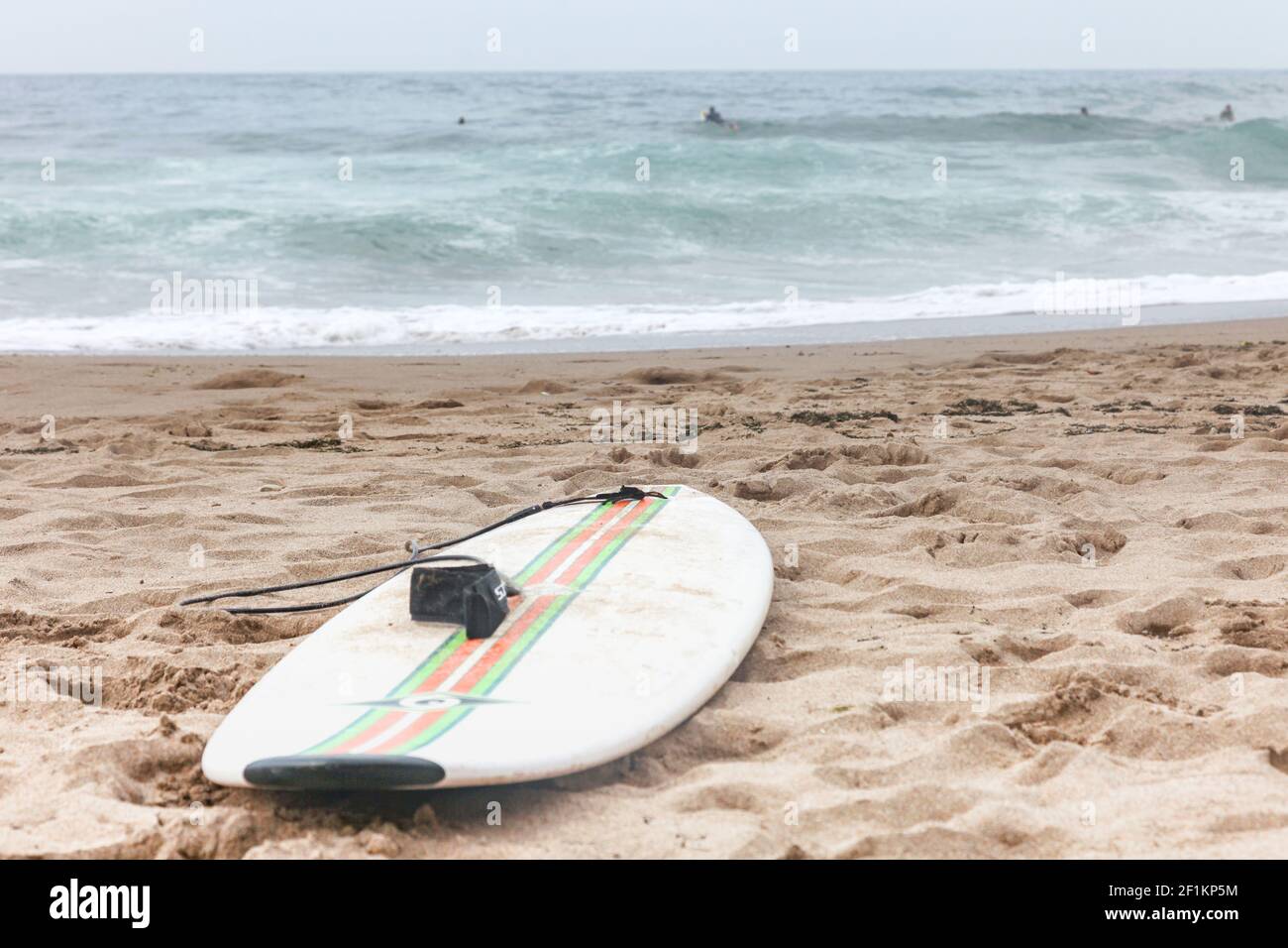 Surfbretter liegen auf Sand Meer Strand Hintergrund Stockfoto