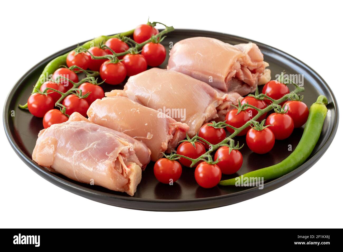 Rohe, knochenlose Hühnerschenkel isoliert auf weißem Hintergrund Stockfoto