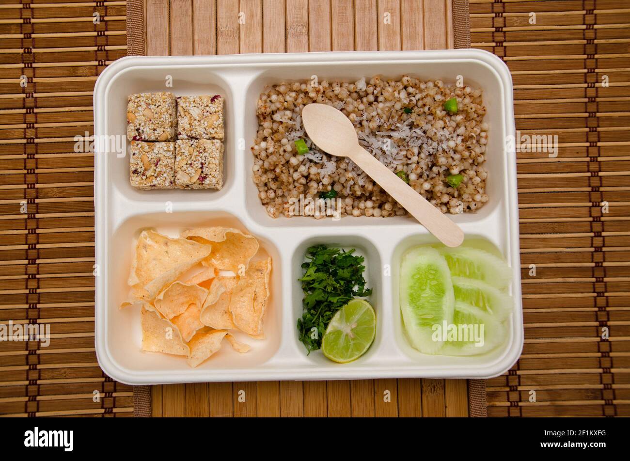 Upvaas Thali oder Lebensmittel speziell für das Fasten, in Maharashtra enthält Sabudana khichadi, Rajgira Wadi süß, Papad und Gurke Scheiben Stockfoto