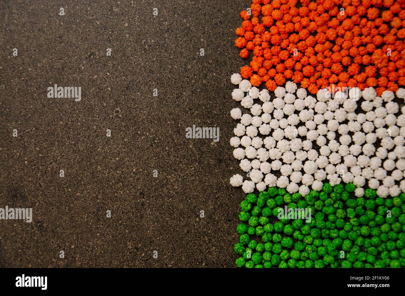 Kalu oder kleine Kugeln aus Zuckersirup mit Sesamsamen Innen für Sankranti Festival in Maharashtra Stockfoto