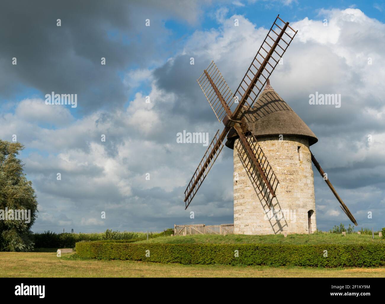 Horizontale Ansicht der historischen Windmühle Moulin de Pierre in Hauville in der Normandie Stockfoto