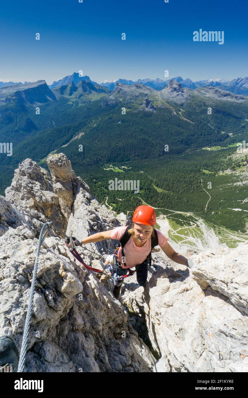 Junge attraktive Brünette weibliche Bergsteigerin in den Dolomiten Italien Stockfoto