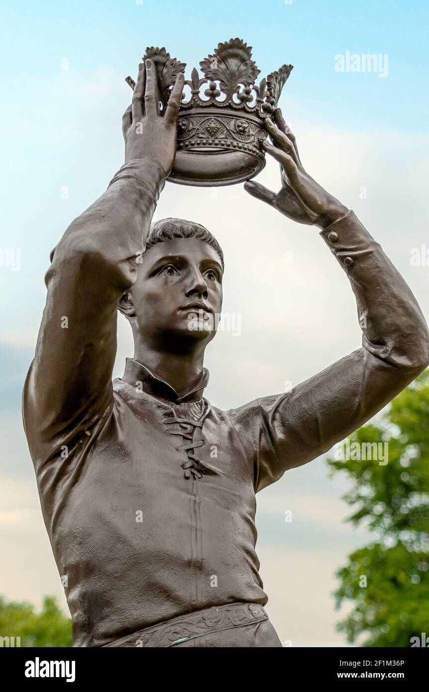 Skulptur des Prinzen Hal, der die Krone an Ronald Gowers Denkmal in Stratford-upon-Avon, England hält Stockfoto