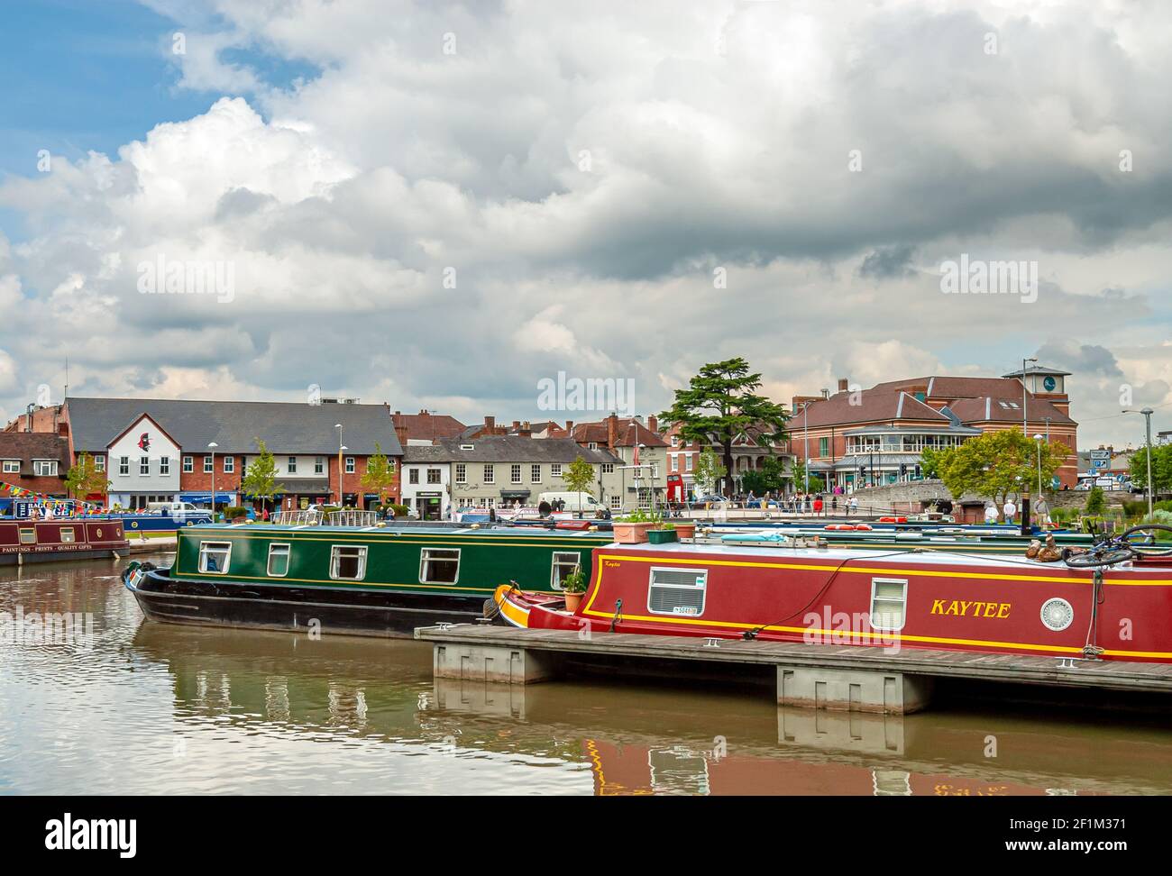 Narrow boat Marina auf dem Fluss Avon im Stadtzentrum von Stratford-upon-Avon, Warwickshire, England, Großbritannien Stockfoto