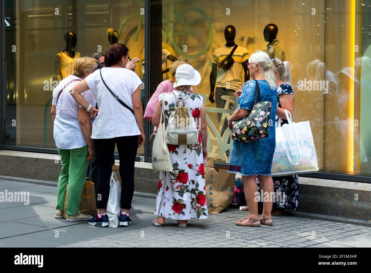 Gruppe von Seniorinnen beim Einkaufen in der Prager Straße Dresden Deutschland Seniorinnen gruppieren sich zusammen Stockfoto