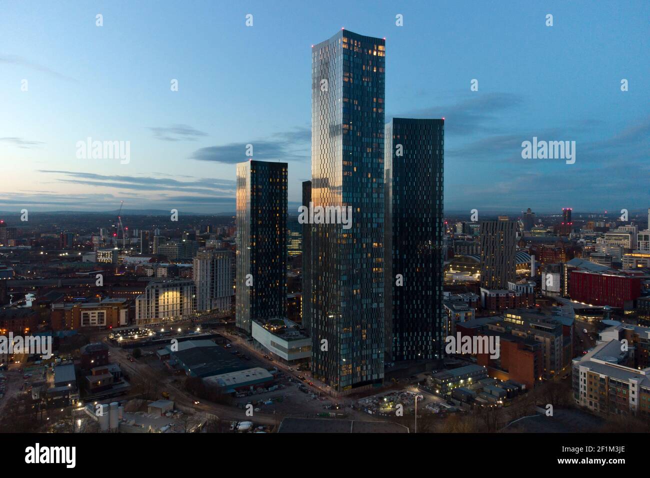 Manchester, Großbritannien, 8th. März 2021. Ein Luftbild zeigt die Deansgate Square Entwicklung auf Owen Street in Manchester City Centre einschließlich der South Tower das höchste Gebäude in der Stadt, Manchester, Großbritannien 26. Februar 2021. Die sich wandelnde Skyline der Wolkenkratzer wurde von einigen mit der von Manhattan verglichen, die den Spitznamen Manchattan cityÕs. Manchester, Großbritannien. Kredit: Jon Super/Alamy. Stockfoto