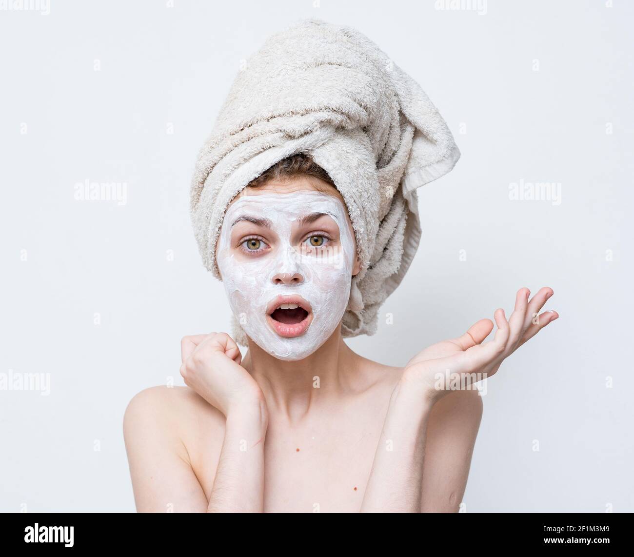 Frau saubere Haut Kosmetologie Maske auf Gesicht gegen schwarze Punkte Und Handtuch auf dem Kopf Stockfoto