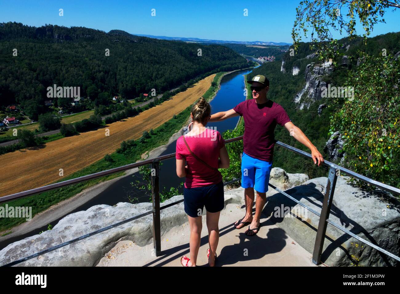 Paare mit Blick auf das Elbtal, Sächsische Schweiz Deutschland Elbtal Sachsen Wandertourismus Stockfoto