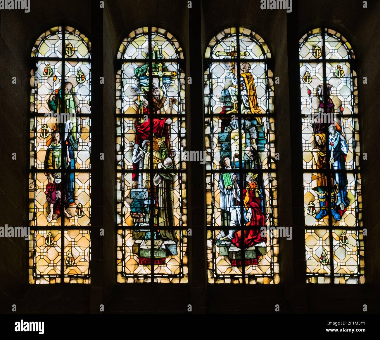Innenansicht der Kathedrale Saint-Malo mit Glasmalerei Fenster mit berühmten Heiligen von Britt Stockfoto