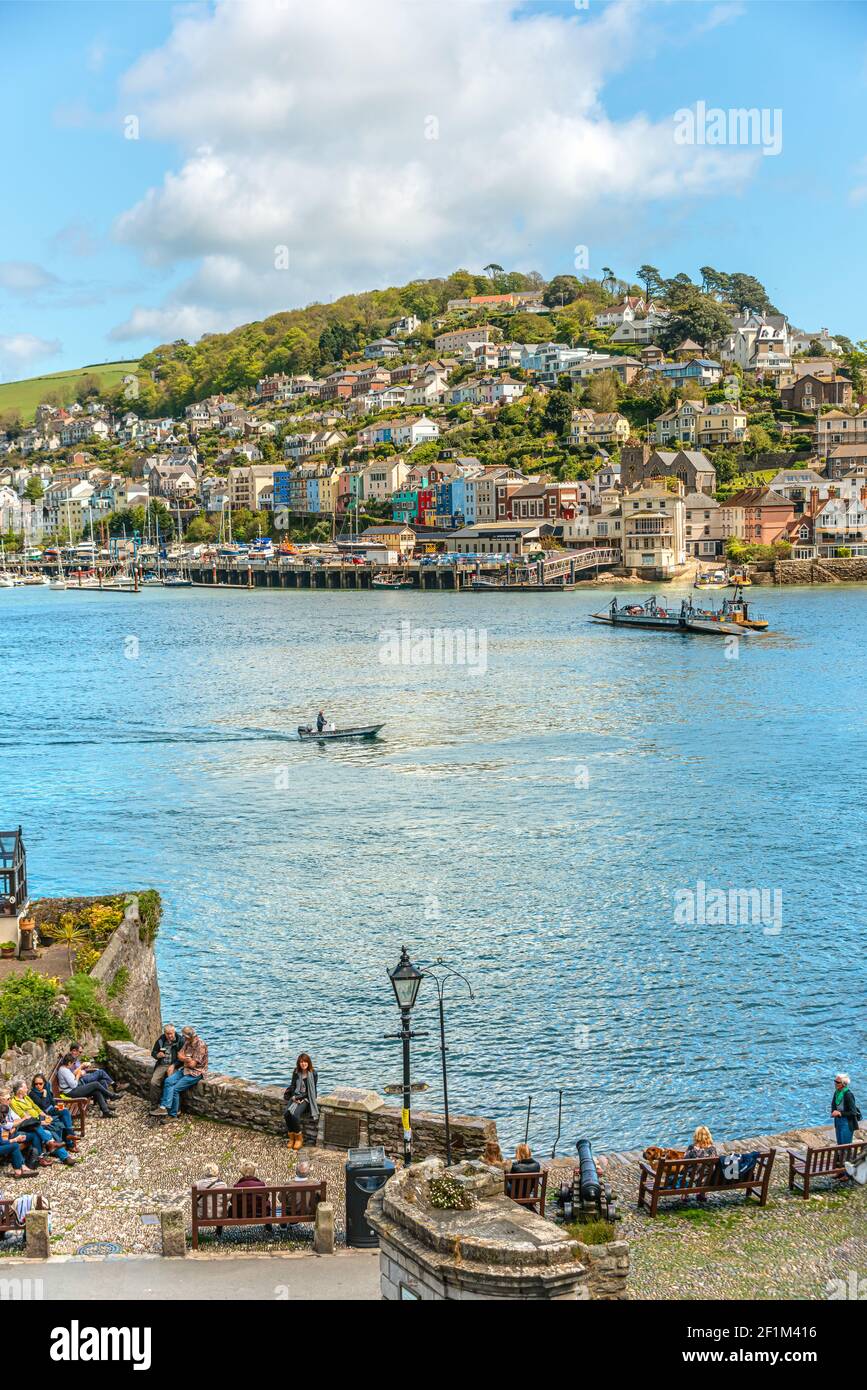 Blick von Dartmouth über den River Dart in Kingswear, Devon, England, Großbritannien Stockfoto