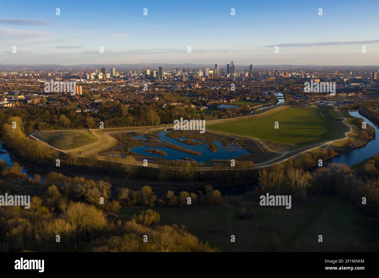 Manchester, Großbritannien, 6th. Januar 2021. Ein Luftbild zeigt Kersal Wetlands und Kersal Dale, die an den Fluss Irwell grenzt und auf dem Gelände der ehemaligen Manchester Racecourse als Teil eines £10 Millionen Hochwasserschutzprogramms, Manchester, Großbritannien, gebaut wurden. Kredit: Jon Super/Alamy. Stockfoto