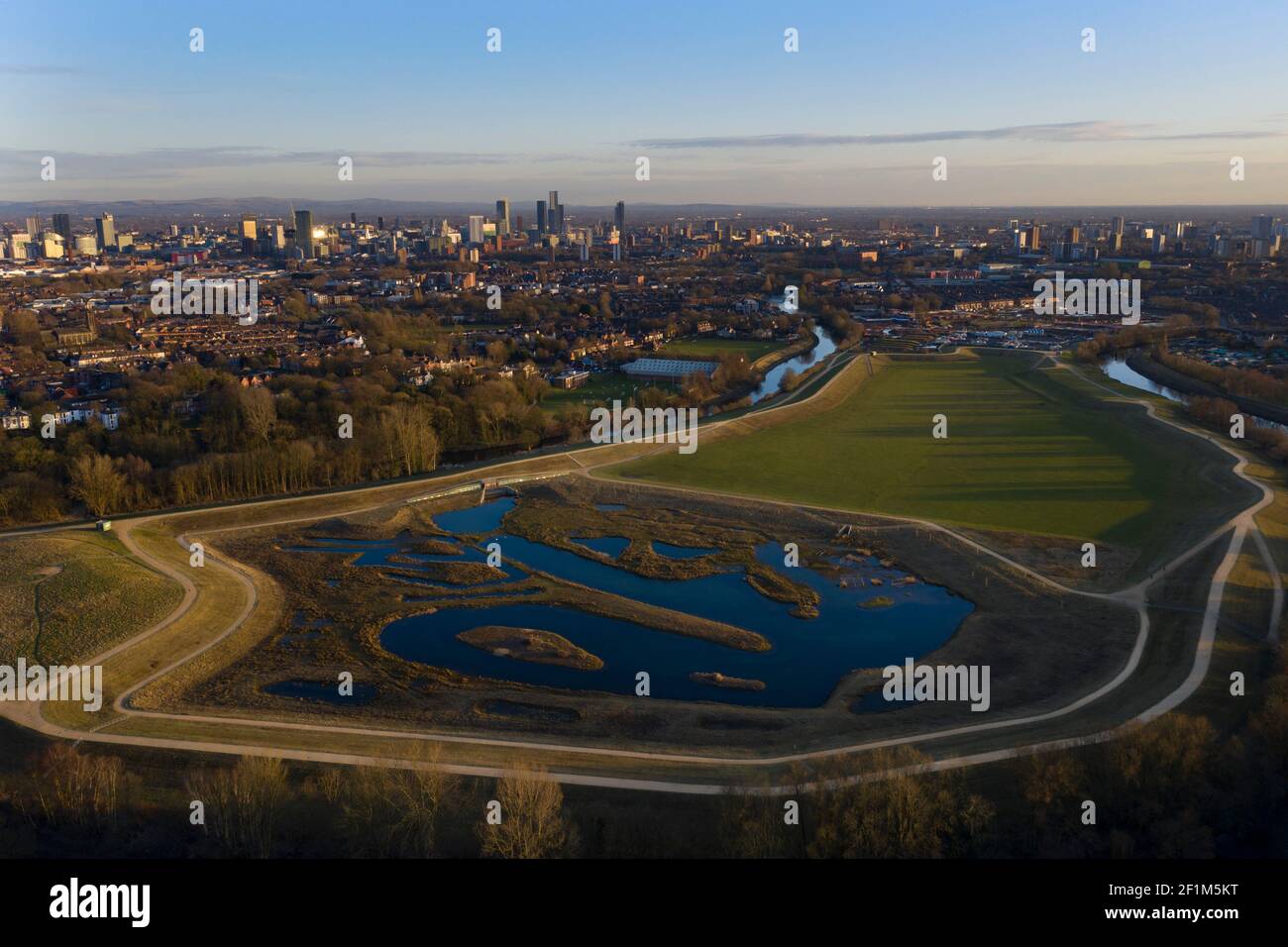 Manchester, Großbritannien, 6th. Januar 2021. Ein Luftbild zeigt Kersal Wetlands und Kersal Dale, die an den Fluss Irwell grenzt und auf dem Gelände der ehemaligen Manchester Racecourse als Teil eines £10 Millionen Hochwasserschutzprogramms, Manchester, Großbritannien, gebaut wurden. Kredit: Jon Super/Alamy. Stockfoto