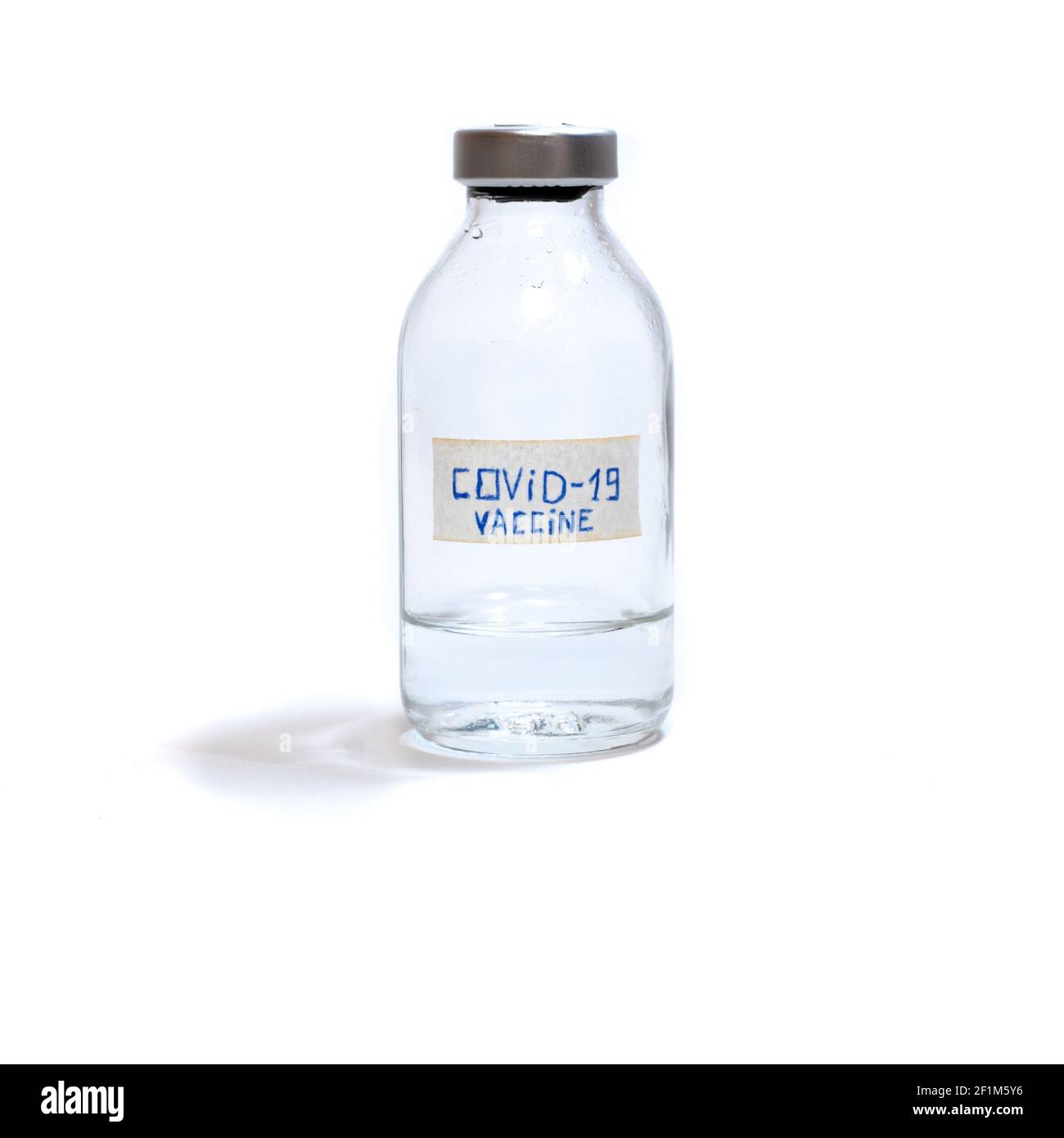 Coronavirus-Impfstoffflasche isoliert auf weißem Hintergrund Stockfoto