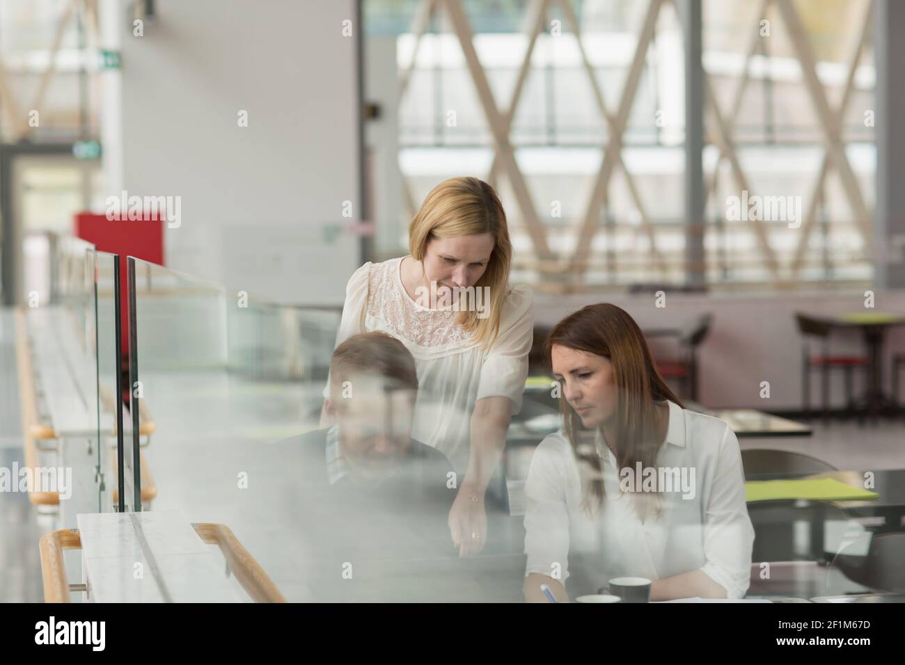 Kollegen, die sich am Flughafen treffen Stockfoto