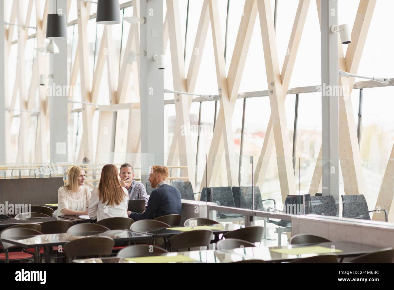 Mitarbeiter, die sich im Flughafencafé treffen Stockfoto