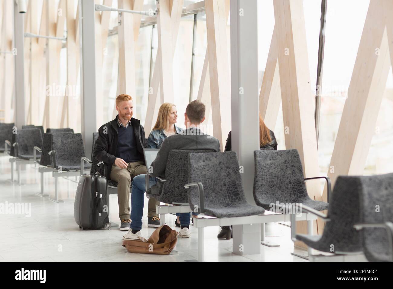 Freunde warten zusammen am Flughafen Stockfoto