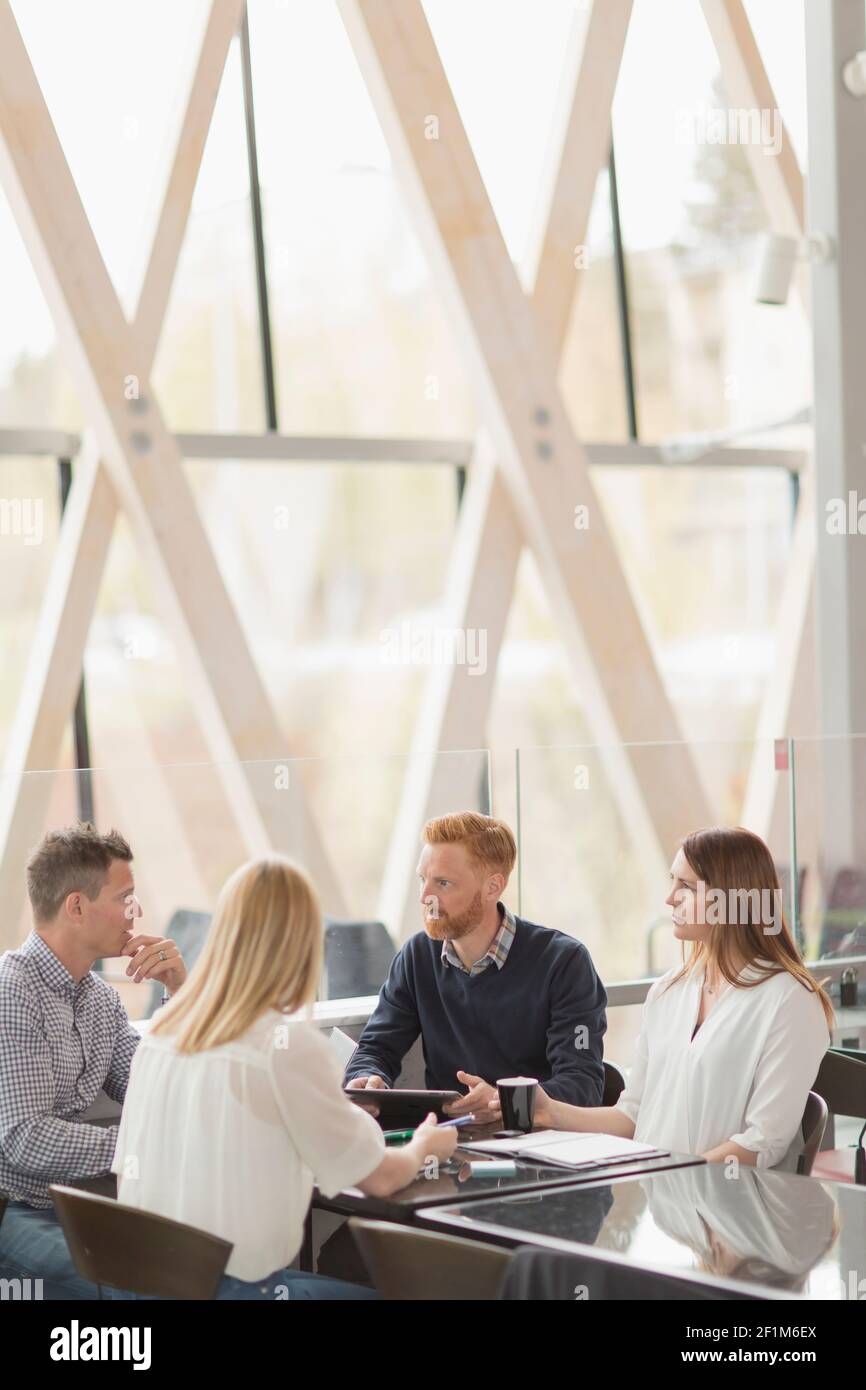 Mitarbeiter, die sich im Flughafencafé treffen Stockfoto