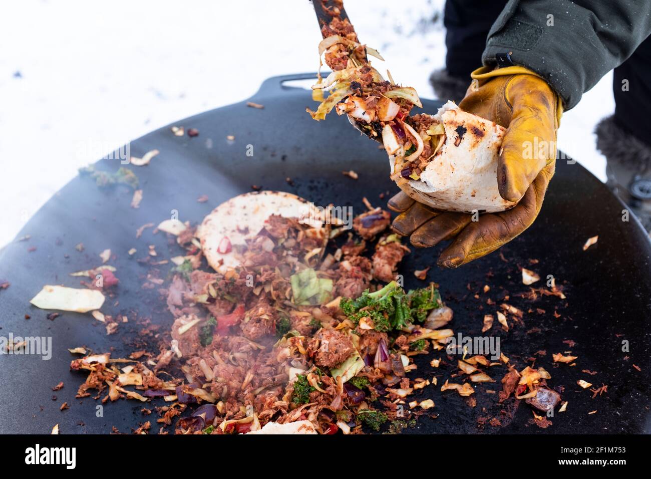 Essen über dem Lagerfeuer zubereiten Stockfoto