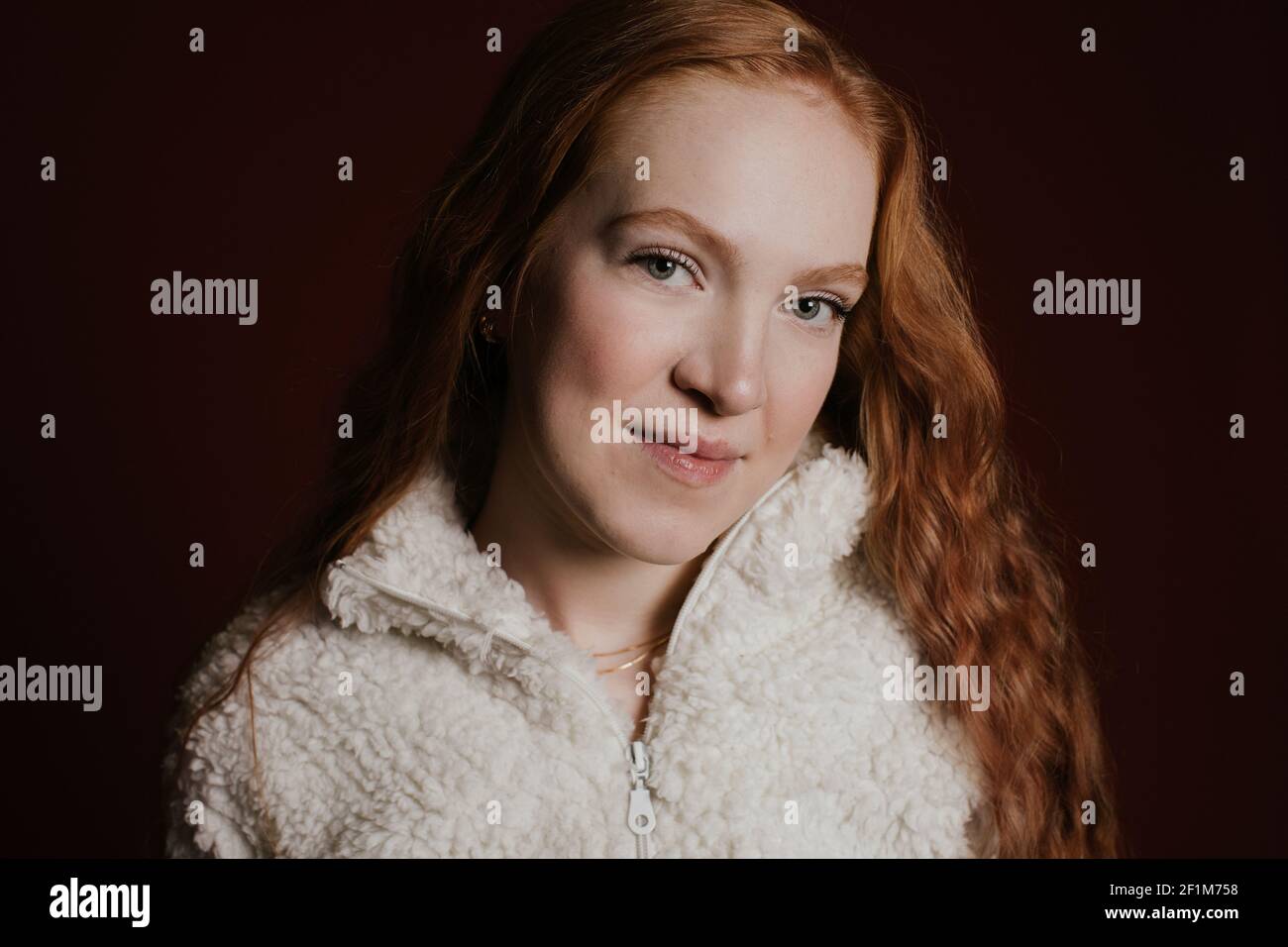 Porträt der jungen Frau, Blick in die Kamera Stockfoto
