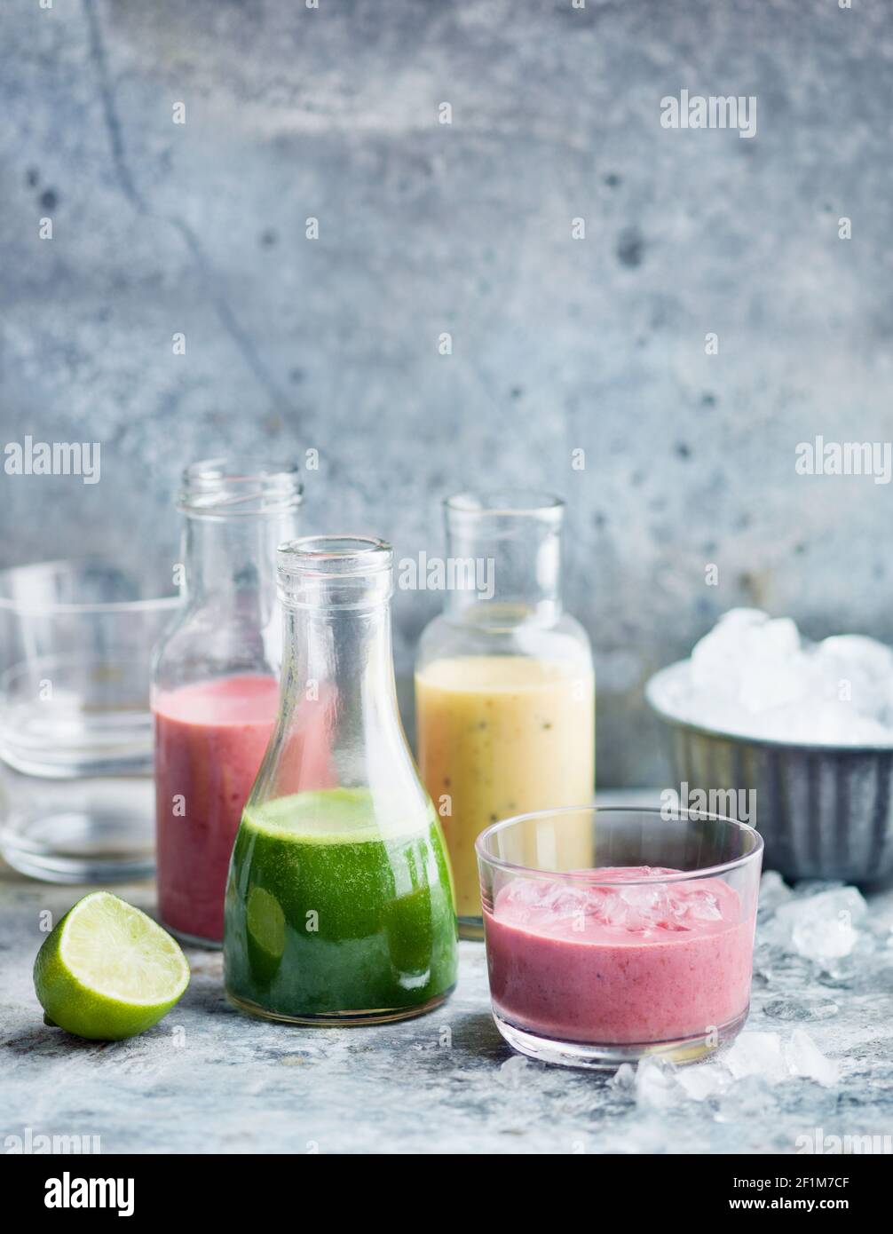 Bunte Säfte in Flaschen Stockfoto