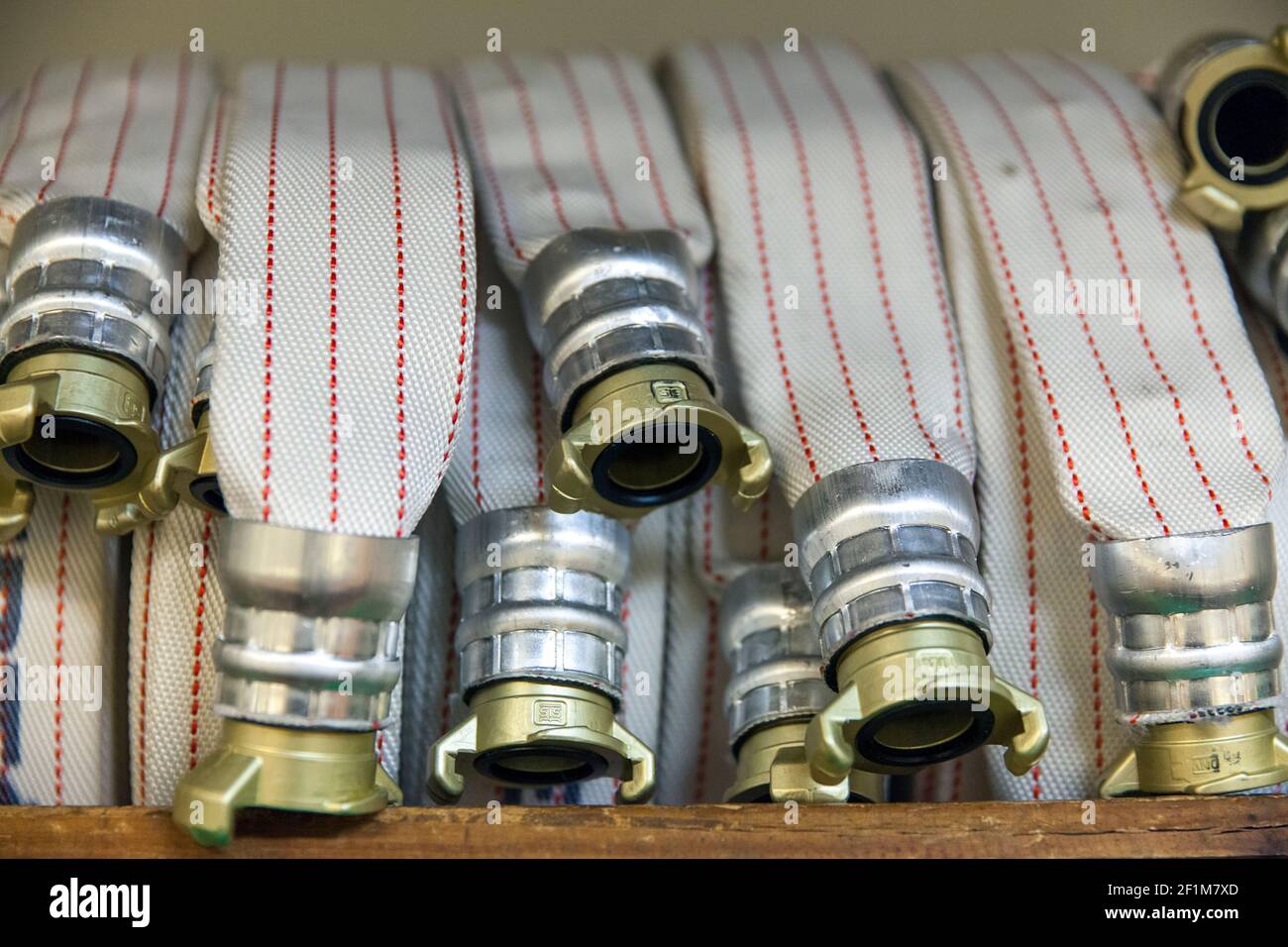 Feuerwehrschlauch aufgerollt Stockfoto