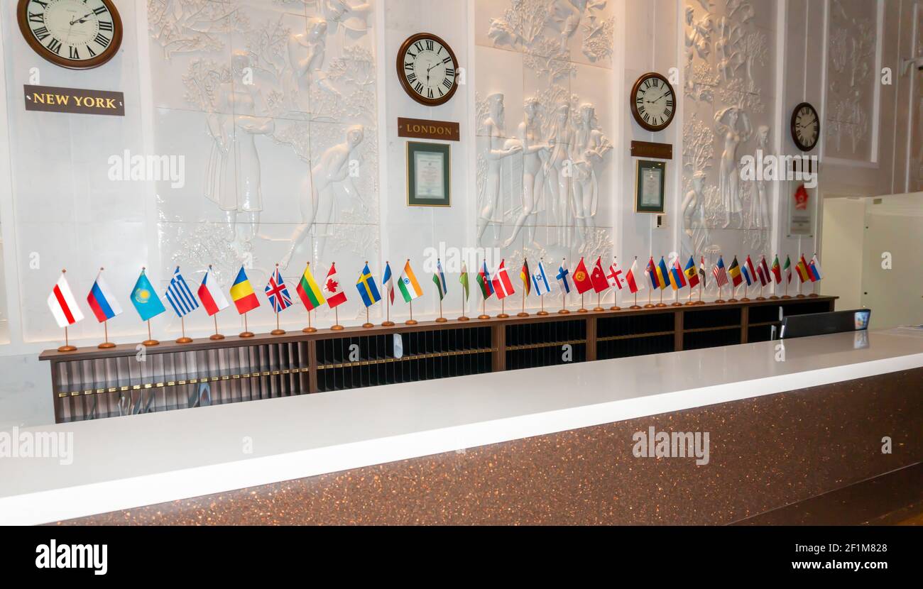 Flaggen aus verschiedenen Ländern an der Hotelrezeption Konzept und weißrussische Nationalflagge auf der Aufnahme Stockfoto