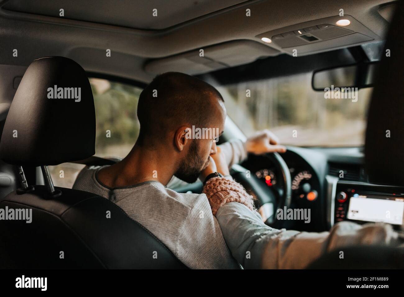 Fahrer im Auto küssen Frauen Hand Stockfoto