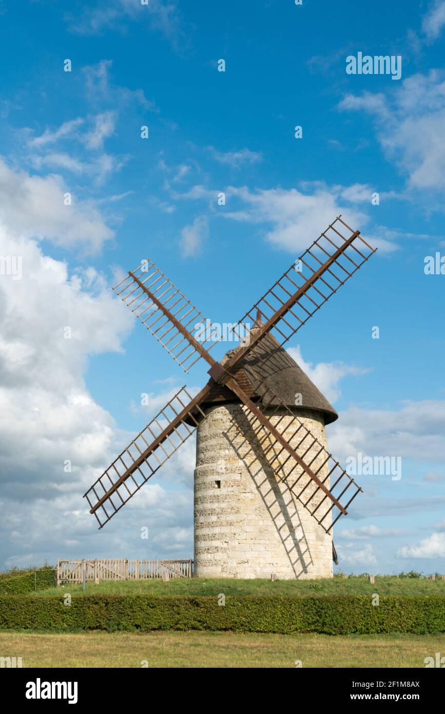 Vertikale Ansicht der historischen Windmühle Moulin de Pierre in Hauville in der Normandie Stockfoto