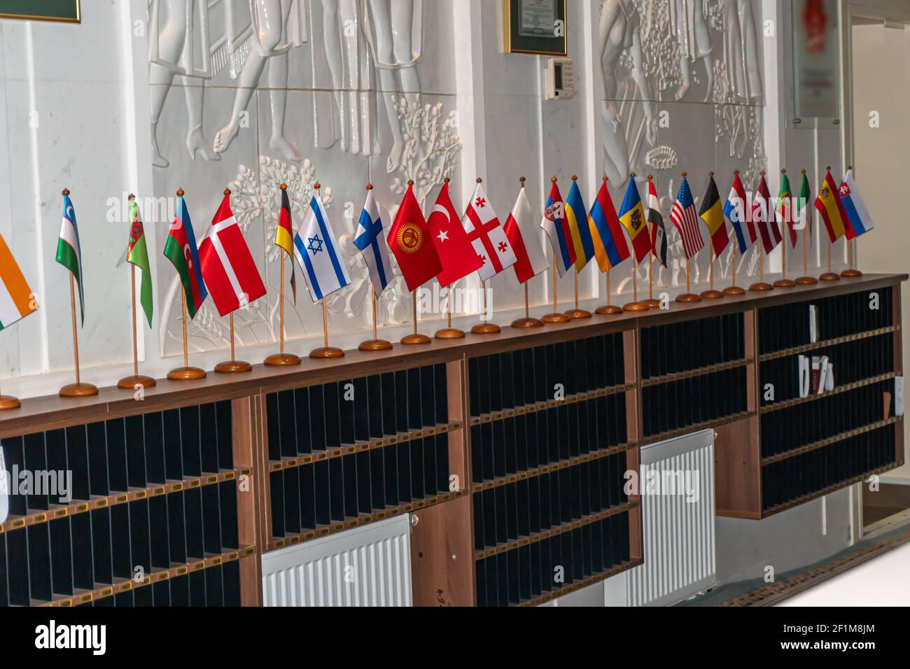 Flaggen verschiedener Länder an der Hotelrezeption Stockfoto