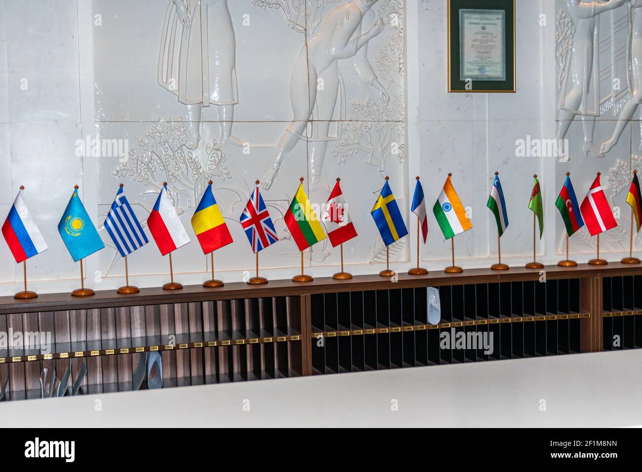 Flaggen aus verschiedenen Ländern am Rezeptionskonzept des Hotels Stockfoto