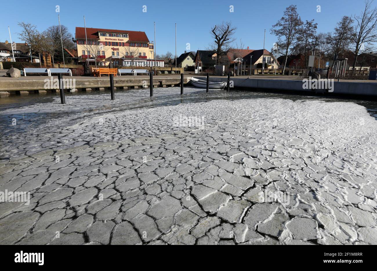 09. März 2021, Mecklenburg-Vorpommern, Wustrow: Der Wind treibt die Eisschollen in den Boddenhafen auf der Ostseeinsel Fischland. Frostige Nächte sorgen für das letzte Eis. Foto: Bernd Wüstneck/dpa-Zentralbild/dpa Stockfoto