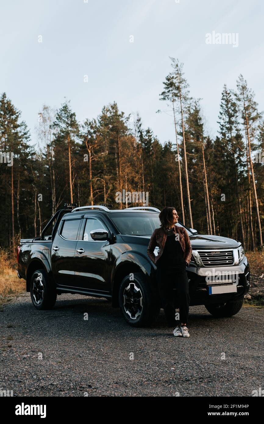 Frau, die vor dem Auto steht Stockfoto