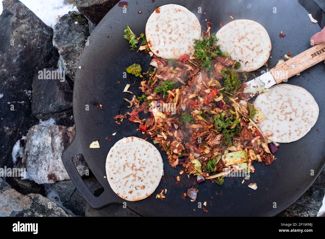 Essen über dem Lagerfeuer zubereiten Stockfoto