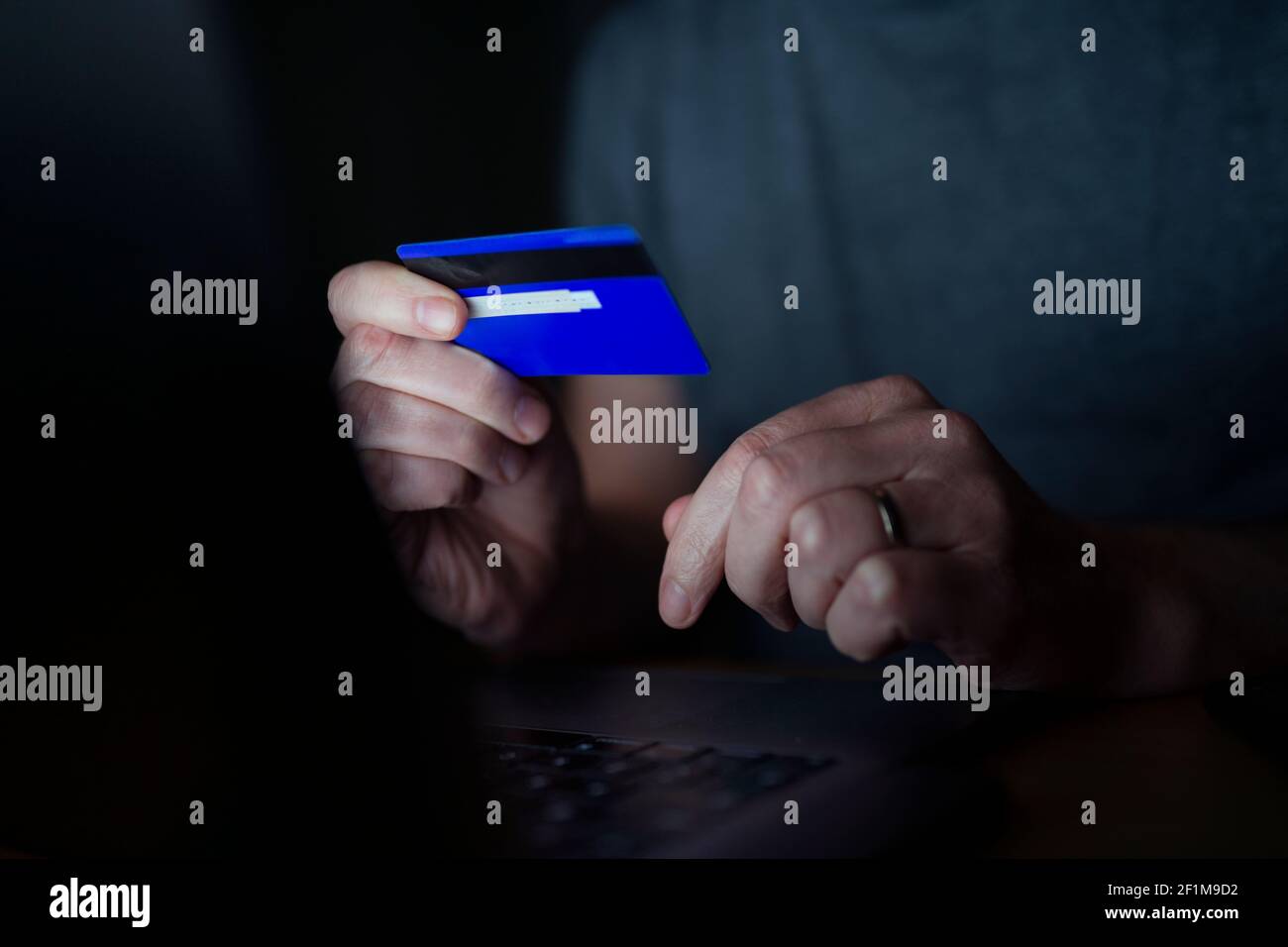 Hand halten Kreditkarte Stockfoto