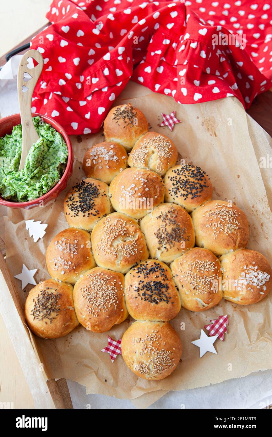 Knuspriges Brot in Form eines Weihnachtsbaums Stockfoto